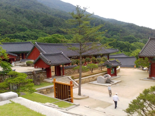 A view of the Gakhwangjeon Pavilion at Hwaeomsa Temple.